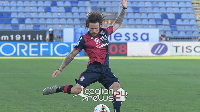 Nandez cross Cagliari Lecce