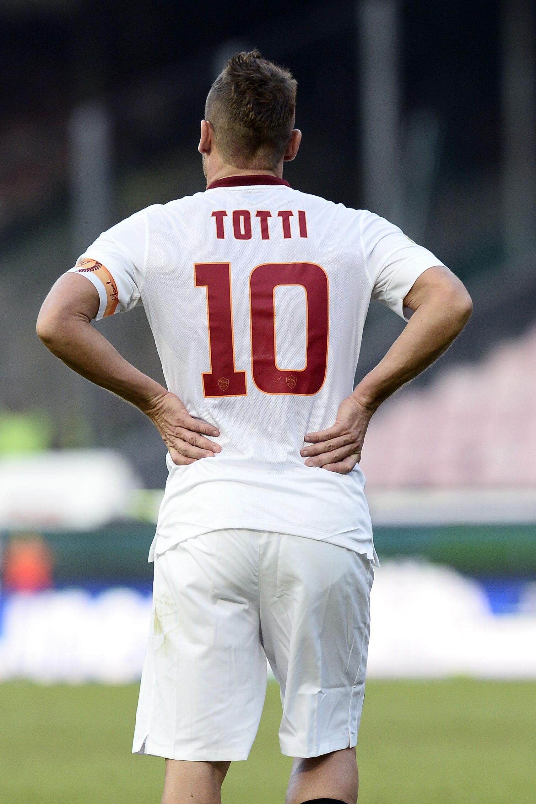 totti sconsolato spalle roma away novembre 2014 ifa scaled