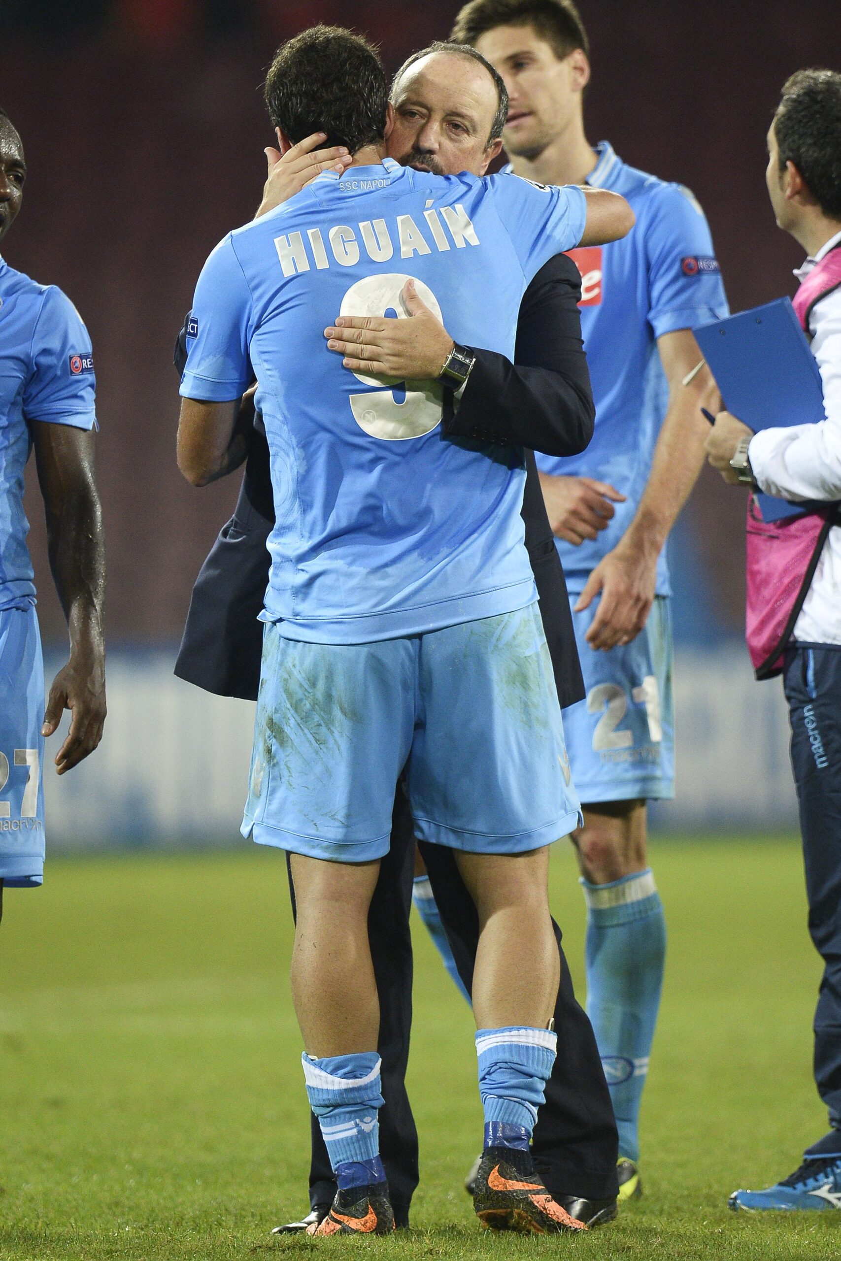 higuain benitez abbraccio napoli champions 2013 ifa scaled